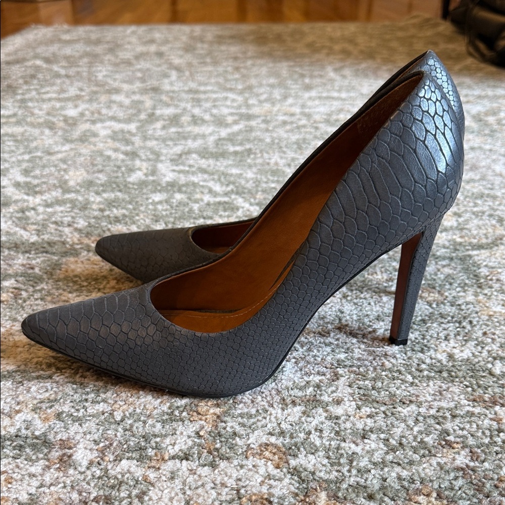 Gray Textured Women's Pumps